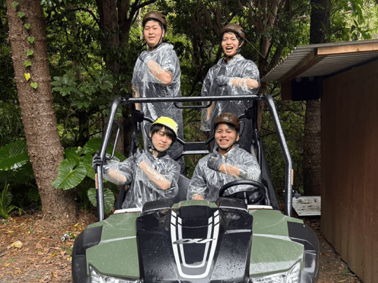 森の中でオフロード車と記念撮影する4人