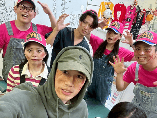 カラフルな衣装と顔のペイントで揃えた仲間たちが、楽しげに記念撮影