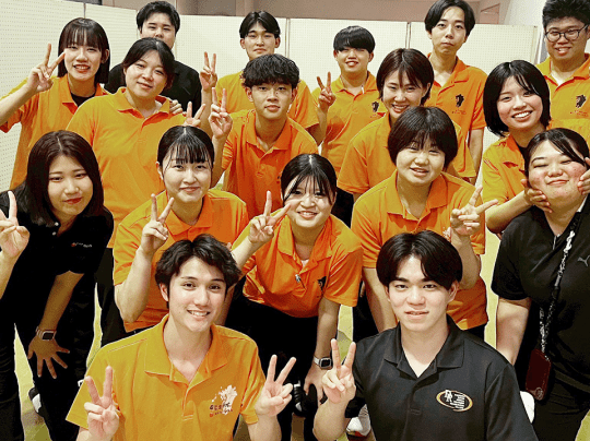 チームやクラブのメンバーが団結を示すように並び、和やかな雰囲気でポーズ