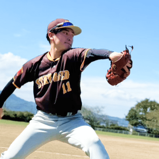 仕事以外の部活動で野球をしている様子