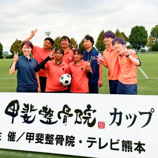 地域の子どもたちを対象にしたサッカー大会「KAIカップ」での集合写真を撮っている様子
